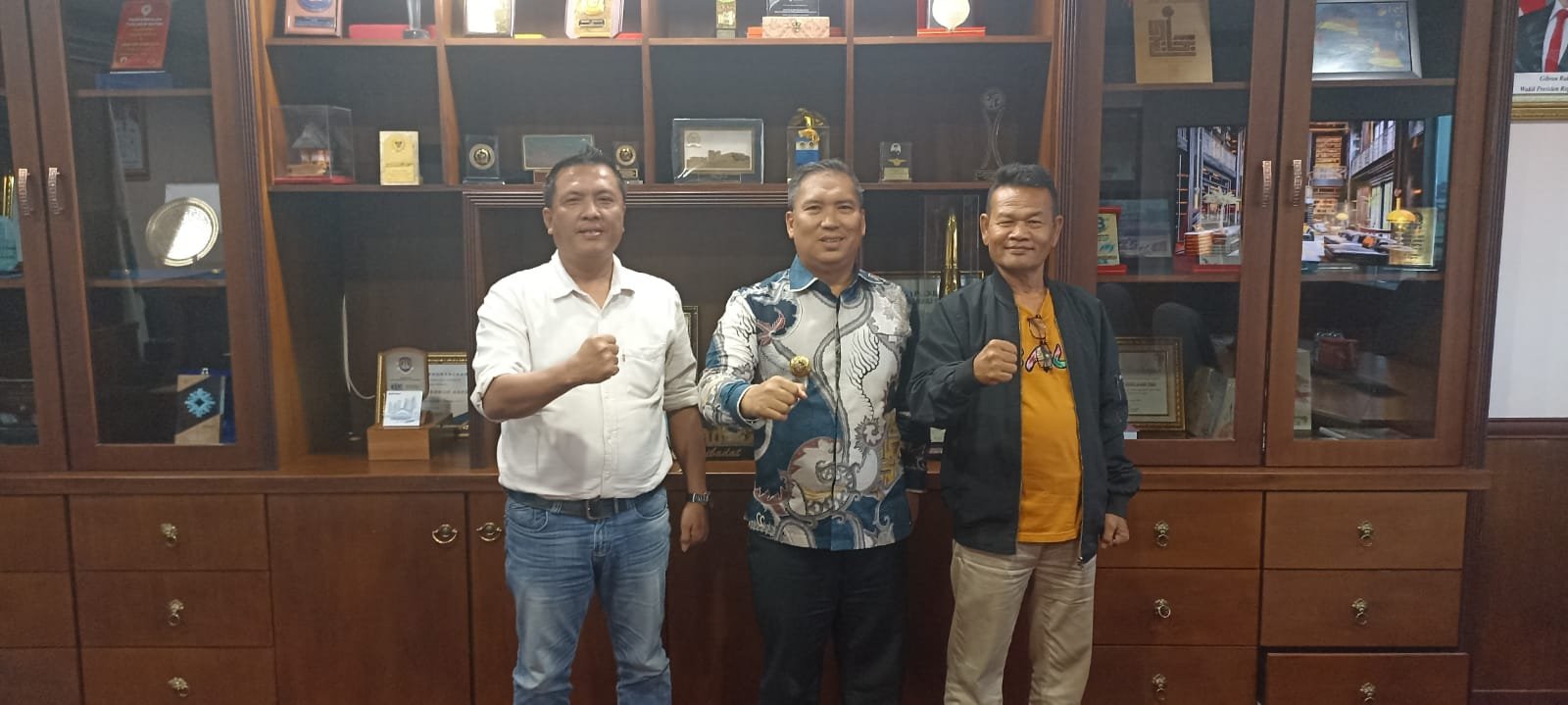 Ketua IPK Kepri Budi Purba & Ketua Panitia IPK Peduli Lingkungan Alex A. Simatupang diterima Wakil Gubernur Kepri : Dr. Nyangnyang Haris Pratamura, SE, M.Si di Ruang kerjanya di Graha Kepri Batam.